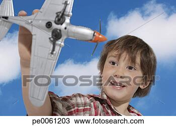 Banco de Imagem - jovem,  menino, 
 ao ar livre, 
 tocando,  brinquedo, 
 avião. fotosearch 
- busca de fotos, 
imagens e clipart