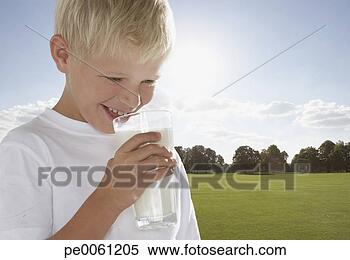 Banco de Imagem - jovem,  menino, 
 ao ar livre, 
 bebendo,  vidro, 
 leite. fotosearch 
- busca de fotos, 
imagens e clipart