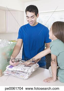 Banco de Imagem - jovem,  menina, 
 cozinha,  recyclable, 
 materiais,  sorrindo. 
fotosearch - busca 
de fotos, imagens 
e clipart