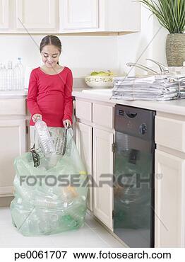 Foto - jovem,   menina, 
  cozinha,   pôr, 
  recyclable, 
  materiais,  
 saco. fotosearch 
- busca de fotos, 
imagens e clipart