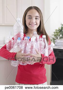 Banco de Imagem - jovem,  menina, 
 cozinha,  recyclable, 
 plástico,  garrafas, 
 sorrindo. fotosearch 
- busca de fotos, 
imagens e clipart