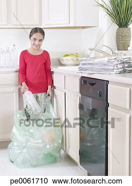 Arquivo de Fotografias - jovem,   menina, 
  cozinha,   pôr, 
  recyclable, 
  materiais,  
 saco. fotosearch 
- busca de fotos, 
imagens e clipart