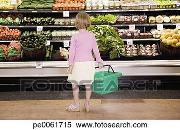Banco de Imagem - jovem,   menina, 
  mercearia,  
 loja,   produto, 
  corredor. fotosearch 
- busca de fotos, 
imagens e clipart