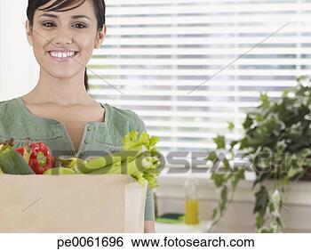 Banco de Imagem - mulher,  cozinha, 
 mercearia,  saco, 
 sorrindo. fotosearch 
- busca de fotos, 
imagens e clipart