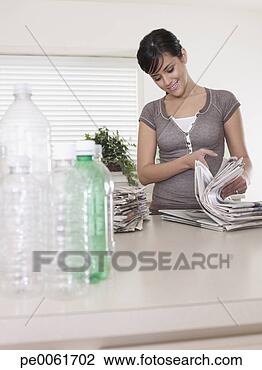 Banco de Imagem - mulher,  cozinha, 
 recyclable,  
materiais,  sorrindo. 
fotosearch - busca 
de fotos, imagens 
e clipart