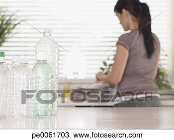 Banco de Imagem - mulher,  cozinha, 
 recyclable,  
materiais. fotosearch 
- busca de fotos, 
imagens e clipart