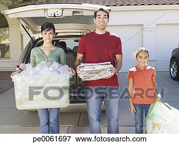 Foto - mulher,   jovem, 
  menina,   ao 
ar livre,   ficar, 
  entrada carro. 
fotosearch - busca 
de fotos, imagens 
e clipart