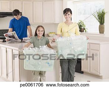 Banco de Imagem - mulher,  jovem, 
 menina,  cozinha, 
 recyclable,  
materiais,  dentro. 
fotosearch - busca 
de fotos, imagens 
e clipart