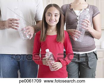 Arquivo Fotográficos - mulher,   jovem, 
  menina,   cozinha, 
  segurando,  
 água. fotosearch 
- busca de fotos, 
imagens e clipart