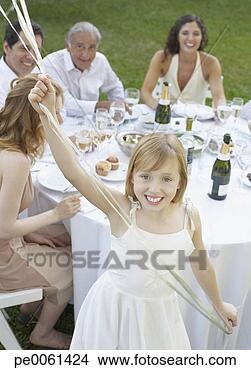 Banco de Imagem - jovem,  menina, 
 ao ar livre, 
 partido,  segurando, 
 balões,  sorrindo. 
fotosearch - busca 
de fotos, imagens 
e clipart