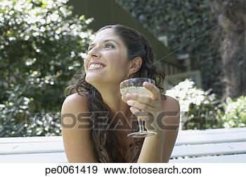 Arquivo Fotográficos - mulher,  ao ar 
livre,  sentando, 
 banco,  branca, 
 vinho,  rir. 
fotosearch - busca 
de fotos, imagens 
e clipart