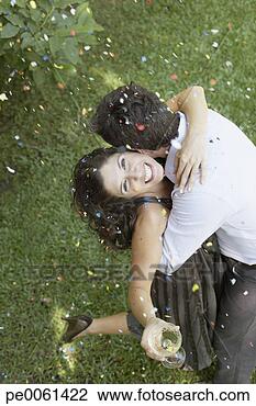Banco de Imagem - par,  abraçar, 
 ao ar livre, 
 branca,  vinho, 
 confetti,  sorrindo. 
fotosearch - busca 
de fotos, imagens 
e clipart