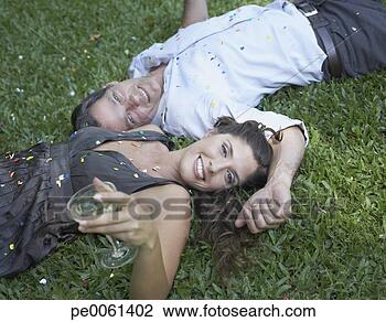 Banco de Imagem - par,   ao ar livre, 
  mentindo,   
capim,   branca, 
  vinho. fotosearch 
- busca de fotos, 
imagens e clipart