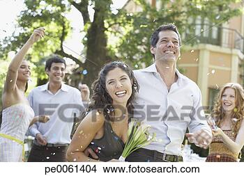 Banco de Imagem - par,   ao ar livre, 
  partido,   carregar, 
  flores,   tendo. 
fotosearch - busca 
de fotos, imagens 
e clipart