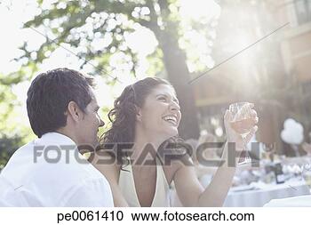 Arquivo de Fotografias - par,  ao ar livre, 
 partido,  branca, 
 vinho,  rir. 
fotosearch - busca 
de fotos, imagens 
e clipart