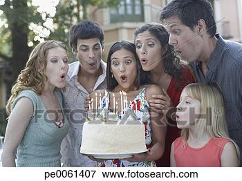 Foto - seis,   pessoas, 
  ao ar livre, 
  soprando,   
saída,   velas. 
fotosearch - busca 
de fotos, imagens 
e clipart
