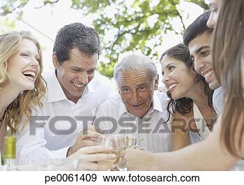 Arquivo Fotográficos - seis,  pessoas, 
 ao ar livre, 
 brindar,  champanhe, 
 sorrindo. fotosearch 
- busca de fotos, 
imagens e clipart