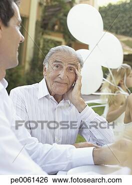 Banco de Imagem - sênior,   sentando, 
  tabela,   ao 
ar livre,   partido, 
  pessoas. fotosearch 
- busca de fotos, 
imagens e clipart