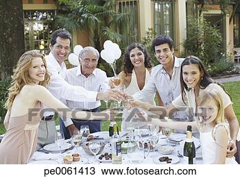 Banco de Imagem - sete,  pessoas, 
 ao ar livre, 
 partido,  brindar, 
 bebidas,  sorrindo. 
fotosearch - busca 
de fotos, imagens 
e clipart