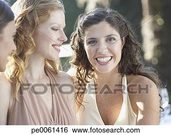 Banco de Imagem - três,  mulheres, 
 ao ar livre, 
 partido,  sorrindo. 
fotosearch - busca 
de fotos, imagens 
e clipart