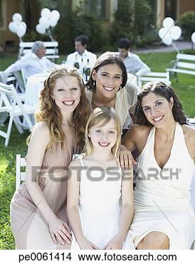 Banco de Imagem - três,  mulheres, 
 jovem,  menina, 
 ao ar livre, 
 partido,  sorrindo. 
fotosearch - busca 
de fotos, imagens 
e clipart