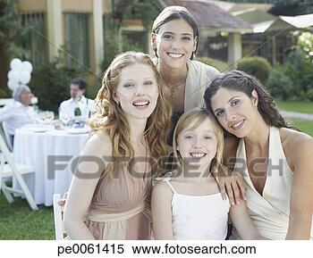 Banco de Imagem - três,  mulheres, 
 jovem,  menina, 
 ao ar livre, 
 partido,  sorrindo. 
fotosearch - busca 
de fotos, imagens 
e clipart