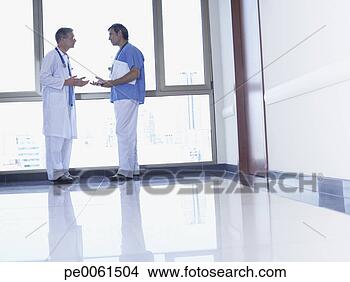 Banco de Imagem - dois,  doutores, 
 ficar,  hospitalar, 
 corredor,  falando. 
fotosearch - busca 
de fotos, imagens 
e clipart