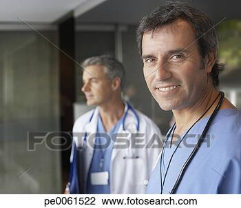 Banco de Imagem - dois,  hospitalar, 
 trabalhadores, 
 ficar,  entrada, 
 sorrindo. fotosearch 
- busca de fotos, 
imagens e clipart
