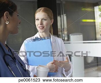 Banco de Imagem - dois,   hospitalar, 
  trabalhadores, 
  ficar,   entrada, 
  falando. fotosearch 
- busca de fotos, 
imagens e clipart