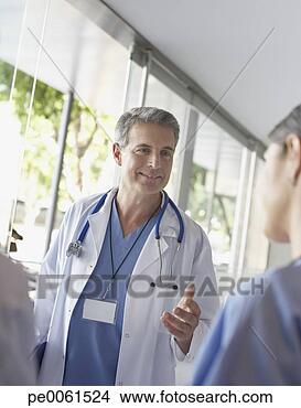Banco de Imagem - doutor,  falando, 
 hospitalar,  
trabalhador,  
corredor,  sorrindo. 
fotosearch - busca 
de fotos, imagens 
e clipart