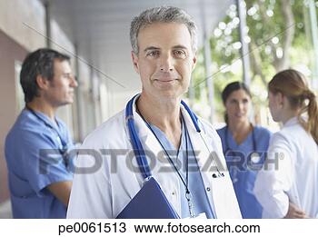 Banco de Imagem - doutor,   ficar, 
  hospitalar, 
  corredor,   
sorrindo,   três. 
fotosearch - busca 
de fotos, imagens 
e clipart