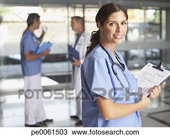 Banco de Imagem - hospitalar,   
trabalhador,  
 corredor,   segurando, 
  área de. fotosearch 
- busca de fotos, 
imagens e clipart