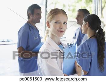 Arquivo Fotográficos - hospitalar,   
trabalhador,  
 corredor,   segurando, 
  área de. fotosearch 
- busca de fotos, 
imagens e clipart