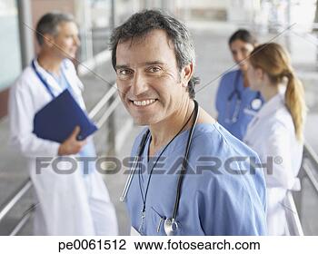 Banco de Imagem - hospitalar,   
trabalhador,  
 ficar,   corredor, 
  sorrindo,   
três. fotosearch 
- busca de fotos, 
imagens e clipart