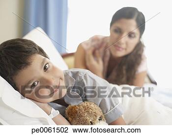 Banco de Imagem - jovem,  menino, 
 hospitalar,  
cama,  sorrindo, 
 mulher,  olhar, 
 ele. fotosearch 
- busca de fotos, 
imagens e clipart