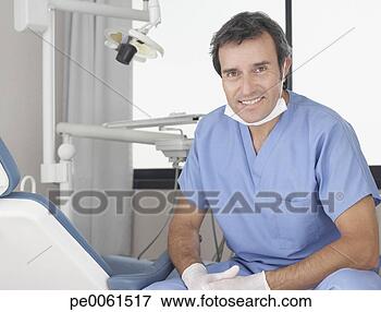 Foto - odontólogo,  sentando, 
 exame,  sala, 
 sorrindo. fotosearch 
- busca de fotos, 
imagens e clipart