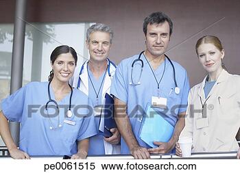 Banco de Imagem - quatro,  hospitalar, 
 trabalhadores, 
 ficar,  corredor, 
 sorrindo. fotosearch 
- busca de fotos, 
imagens e clipart