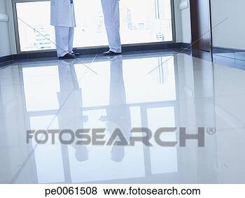 Banco de Imagem - reflexão,  chão, 
 dois,  doutores, 
 ficar,  hospitalar, 
 corredor. fotosearch 
- busca de fotos, 
imagens e clipart