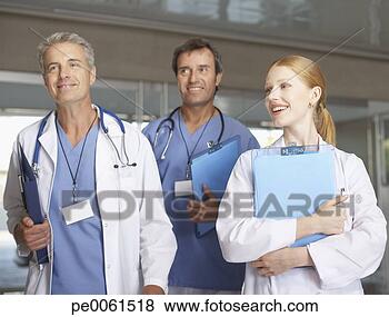 Banco de Imagem - três,  hospitalar, 
 trabalhadores, 
 clipboards,  
andar,  sorrindo. 
fotosearch - busca 
de fotos, imagens 
e clipart