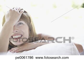 Banco de Imagem - mulher,  ao ar 
livre,  mentindo, 
 pátio,  lounger, 
 rir. fotosearch 
- busca de fotos, 
imagens e clipart