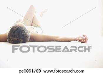 Arquivo Fotográficos - mulher,  dentro, 
 mentindo,  chão. 
fotosearch - busca 
de fotos, imagens 
e clipart