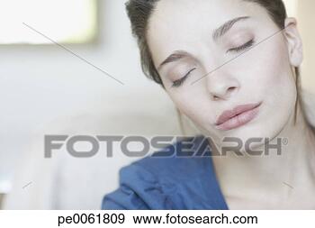 Arquivo Fotográficos - mulher,  dentro, 
 olhos,  fechado. 
fotosearch - busca 
de fotos, imagens 
e clipart