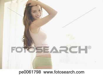 Banco de Imagem - mulher,  ficar, 
 dentro,  grande, 
 janelas,  sorrindo. 
fotosearch - busca 
de fotos, imagens 
e clipart