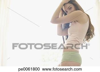 Arquivo de Fotografias - mulher,   ficar, 
  dentro,   grande, 
  janelas,   pôr, 
  mãos. fotosearch 
- busca de fotos, 
imagens e clipart