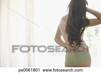 Arquivo de Fotografia - mulher,  ficar, 
 dentro,  grande, 
 janelas. fotosearch 
- busca de fotos, 
imagens e clipart