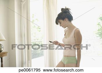 Banco de Imagem - mulher,  ficar, 
 grande,  janelas, 
 olhar,  celular, 
 telefone. fotosearch 
- busca de fotos, 
imagens e clipart