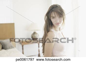Foto - mulher,  ficar, 
 quarto,  grande, 
 janelas. fotosearch 
- busca de fotos, 
imagens e clipart