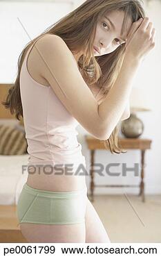 Arquivo Fotográficos - mulher,  ficar, 
 quarto,  pôr, 
 mãos,  cima, 
 cabeça. fotosearch 
- busca de fotos, 
imagens e clipart