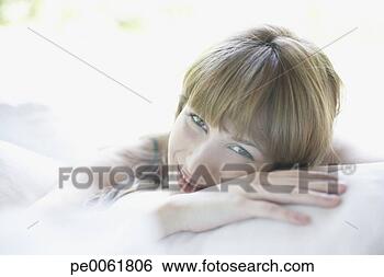 Banco de Imagem - mulher,  relaxante, 
 ao ar livre, 
 pátio,  lounger, 
 sorrindo. fotosearch 
- busca de fotos, 
imagens e clipart