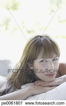 Foto - mulher,  relaxante, 
 ao ar livre, 
 pátio,  lounger, 
 sorrindo. fotosearch 
- busca de fotos, 
imagens e clipart